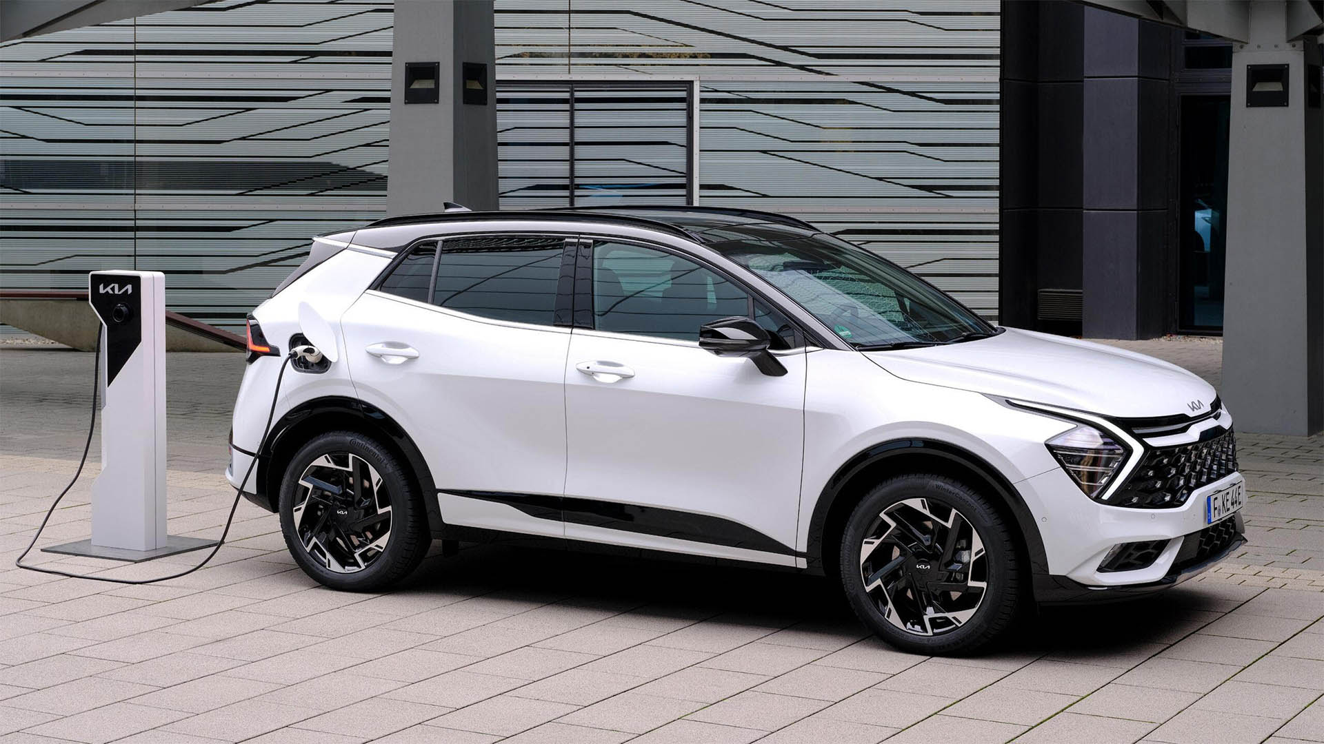 up-noleggio-blog-auto-giugno-2025-mercato-in-flessione-ma-le-plug-in-volano